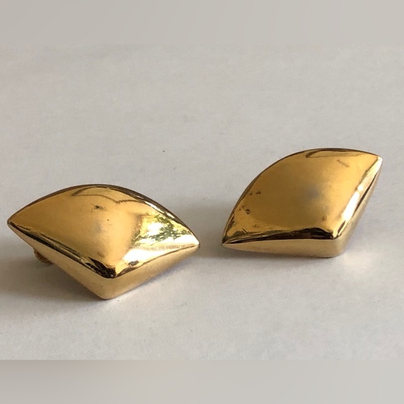 Napier Jewelry - Vintage Napier Shell Shaped Gold Tone Earrings